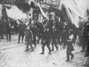 Demonstranten auf dem Weg zum Winterpalast in St. Petersburg. Public domain https://commons.wikimedia.org/wiki/File:Bloody_sunday.jpg